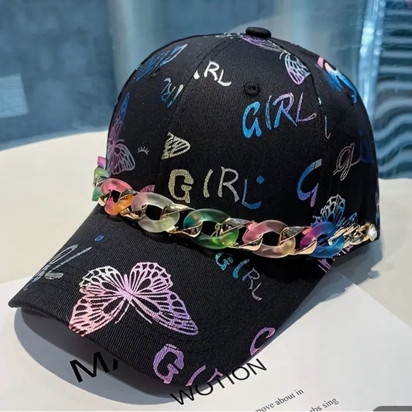 Chic Chain Link Graffiti Cap ?